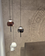 Laden Sie das Bild in den Galerie-Viewer, Loom Design Parachute black Pendelleuchte