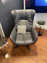 Laden Sie das Bild in den Galerie-Viewer, Freifrau Leya Wingback Chair