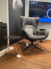 Laden Sie das Bild in den Galerie-Viewer, Freifrau Leya Wingback Chair