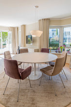 Laden Sie das Bild in den Galerie-Viewer, Arva Light Armlehnstuhl mit gepolsterten Armlehnen (Drahtkufengestell)