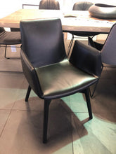 Laden Sie das Bild in den Galerie-Viewer, Stuhl Amelie Armchair von Freifrau (Ausstellungsstück)