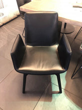 Laden Sie das Bild in den Galerie-Viewer, Stuhl Amelie Armchair von Freifrau (Ausstellungsstück)