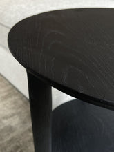 Laden Sie das Bild in den Galerie-Viewer, Beistelltisch Bok von Ethnicraft (Ausstellungsstück)