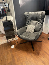 Laden Sie das Bild in den Galerie-Viewer, Freifrau Leya Wingback Chair