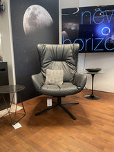 Laden Sie das Bild in den Galerie-Viewer, Freifrau Leya Wingback Chair