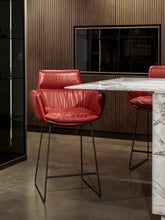 Laden Sie das Bild in den Galerie-Viewer, Faye Casual Thekenstuhl mit niedrigen Armlehnen (Drahtkufengestell)