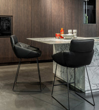 Laden Sie das Bild in den Galerie-Viewer, Faye Thekenstuhl mit niedrigen Armlehnen (Drahtkufengestell)