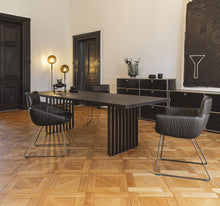 Laden Sie das Bild in den Galerie-Viewer, Faye Casual Armlehnstuhl mit niedrigen Armlehnen (Drahtkufengestell)