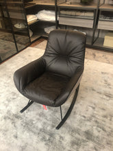 Laden Sie das Bild in den Galerie-Viewer, Schaukelstuhl Leya von Freifrau (Ausstellungsstück)