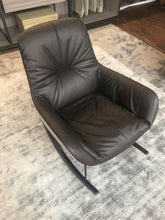 Laden Sie das Bild in den Galerie-Viewer, Schaukelstuhl Leya von Freifrau (Ausstellungsstück)