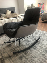 Laden Sie das Bild in den Galerie-Viewer, Schaukelstuhl Leya von Freifrau (Ausstellungsstück)