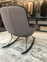 Laden Sie das Bild in den Galerie-Viewer, Schaukelstuhl Leya von Freifrau (Ausstellungsstück)