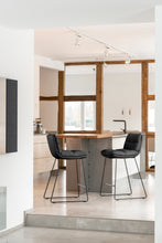 Laden Sie das Bild in den Galerie-Viewer, Arva Thekenhocker (Drahtkufengestell)