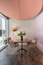 Laden Sie das Bild in den Galerie-Viewer, Arva Light Armlehnstuhl mit gepolsterten Armlehnen (Drahtkufengestell)