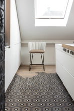 Laden Sie das Bild in den Galerie-Viewer, Gaia Thekenstuhl mit gepolsterten Armlehnen (4-Fuß-Rundrohrgestell)