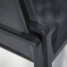 Laden Sie das Bild in den Galerie-Viewer, Alura 47 Stuhl