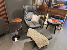 Laden Sie das Bild in den Galerie-Viewer, Freifrau Leya Wingback Chair
