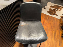 Laden Sie das Bild in den Galerie-Viewer, Lhasa Barhocker von KFF
