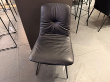 Laden Sie das Bild in den Galerie-Viewer, Leya Chair von Freifrau
