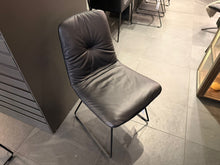 Laden Sie das Bild in den Galerie-Viewer, Leya Chair von Freifrau
