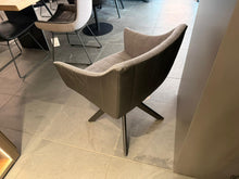 Laden Sie das Bild in den Galerie-Viewer, Rubie Armchair High von Freifrau
